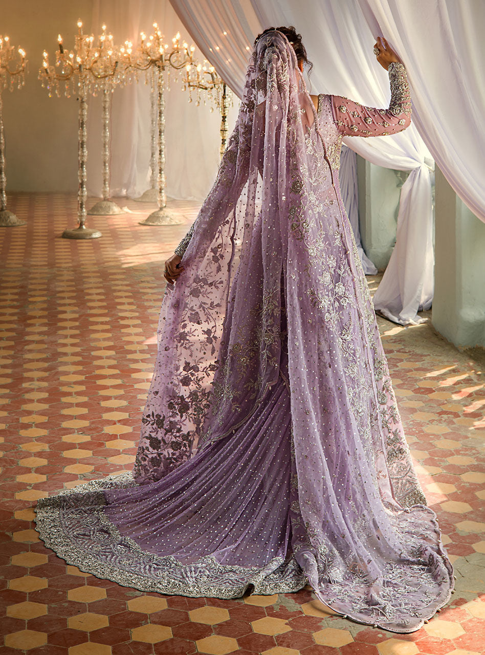 purple walima dress A lilac dream! The bride's lilac lehenga with an integrated floral design is simply enchanting. The ruffle neckline adds a touch of grace, and the smooth wave curls softly braided and